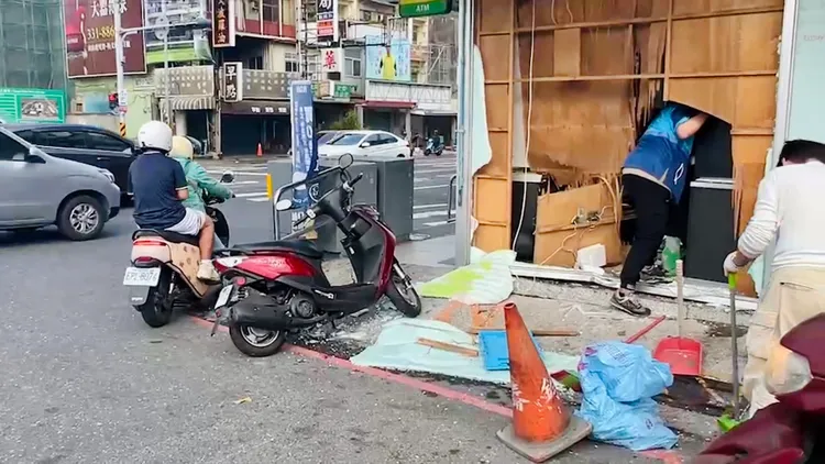 超商派員善後。讀者提供