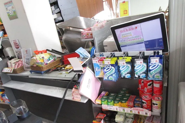 櫃台陳列東倒西歪，要價30萬元的咖啡機也被撞壞。讀者提供