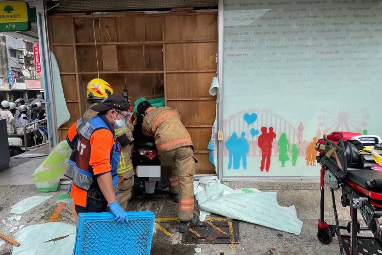 警消獲報搶救，小心翼翼拉出受困阿伯。讀者提供