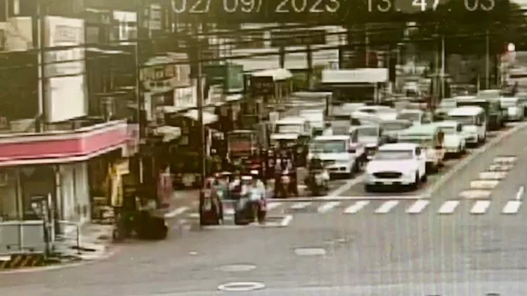 機車失控衝往超商，引發人車注目。讀者提供