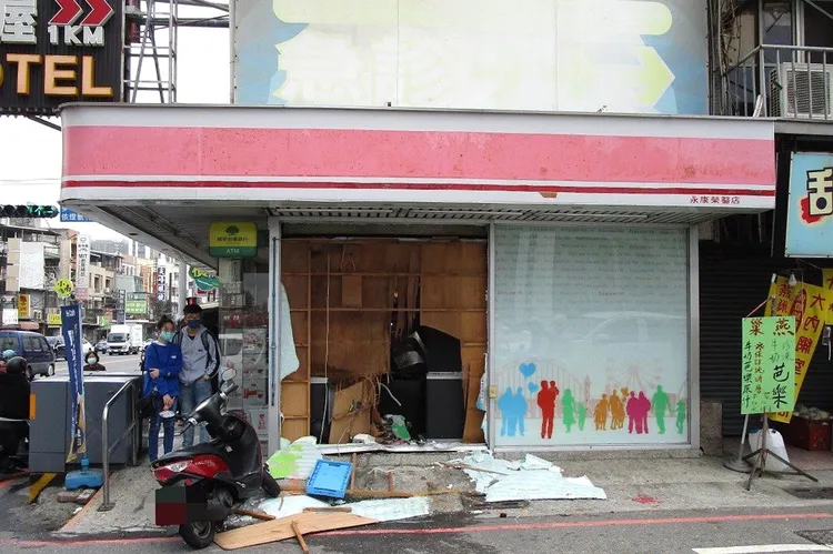 超商業者得重新安裝玻璃、櫥櫃。讀者提供