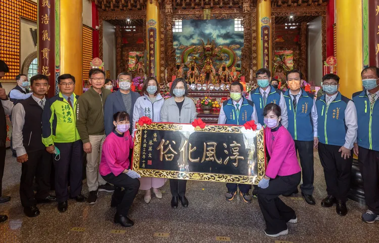 蔡英文贈蔴園福興宮匾額。總統府提供