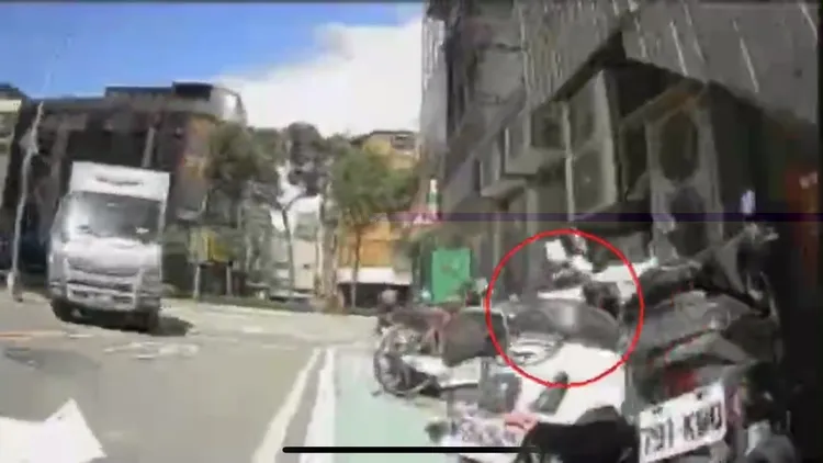 警員趕回現場欲取回遺落的逕舉單。中和警分局提供