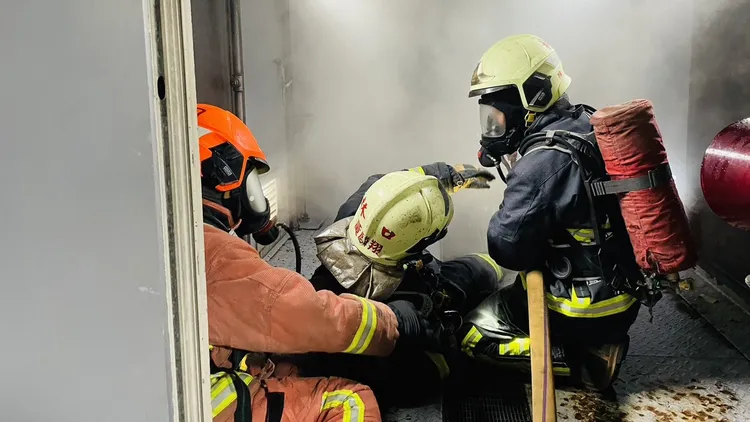 警消演練將昏迷的隊友抬出。新北市消防局提供