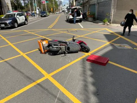 騎士閃避不及摔車。平鎮警分局提供