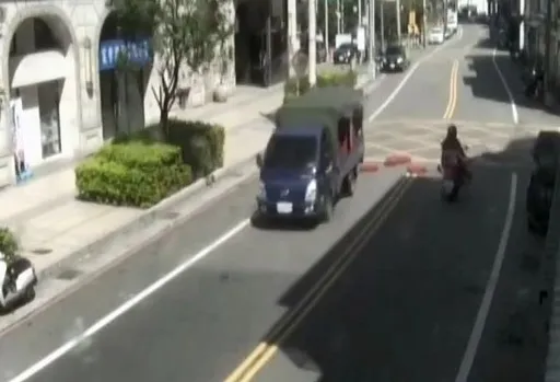 強風吹掀小貨車帆布　下秒悲劇！這東西掉了害騎士摔個人仰車翻