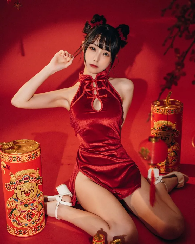 瑋庭IG滿是美美的工作照，過年應景當然也要拍美美的。