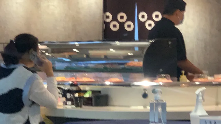 爭鮮壽司的食物都以小盤子盛裝附上蓋子，放在軌道上，供顧客自行取用。讀者提供