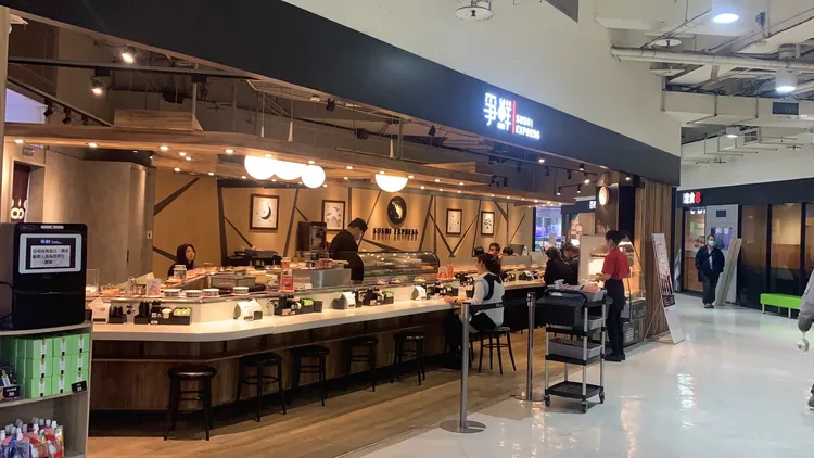 高雄一名婦人指她到爭鮮愛河店用餐，卻看到鄰座男子將摸過食物，再放回壽司軌道上。讀者提供