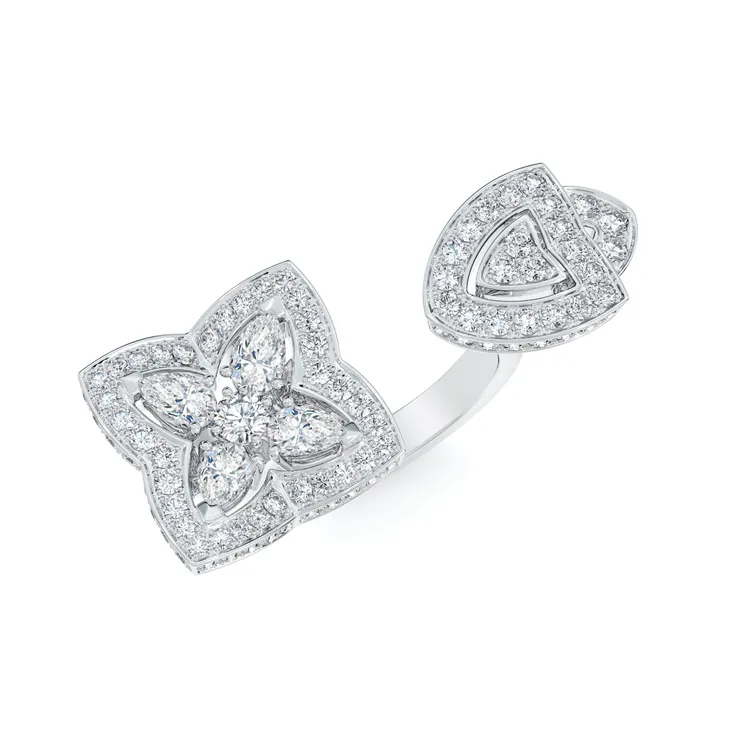 De Beers Enchanted Lotus開放式鑽石戒指，59萬5000元。品牌提供