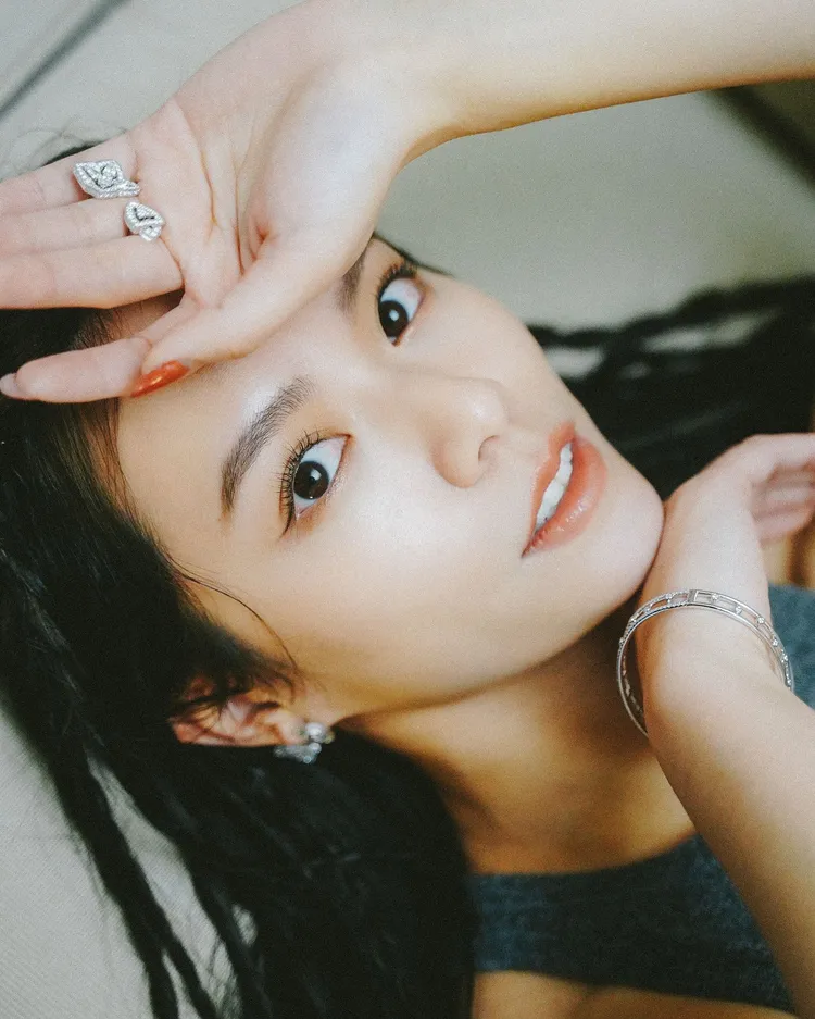 宋芸樺為霸氣十足的裝扮，搭配了自帶溫柔感的英倫珠寶品牌De Beers鑽石珠寶。品牌提供