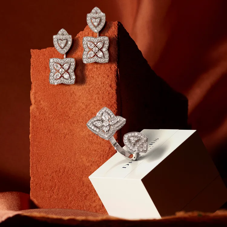 De Beers旗下的Enchanted Lotus系列珠寶，靈感源自於陽光下綻放的清麗蓮花。品牌提供