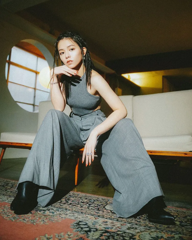 宋芸樺上身露出小蠻腰的「辣邊邊」背心，獲得了粉絲們「腰瘦級」的讚美。品牌提供