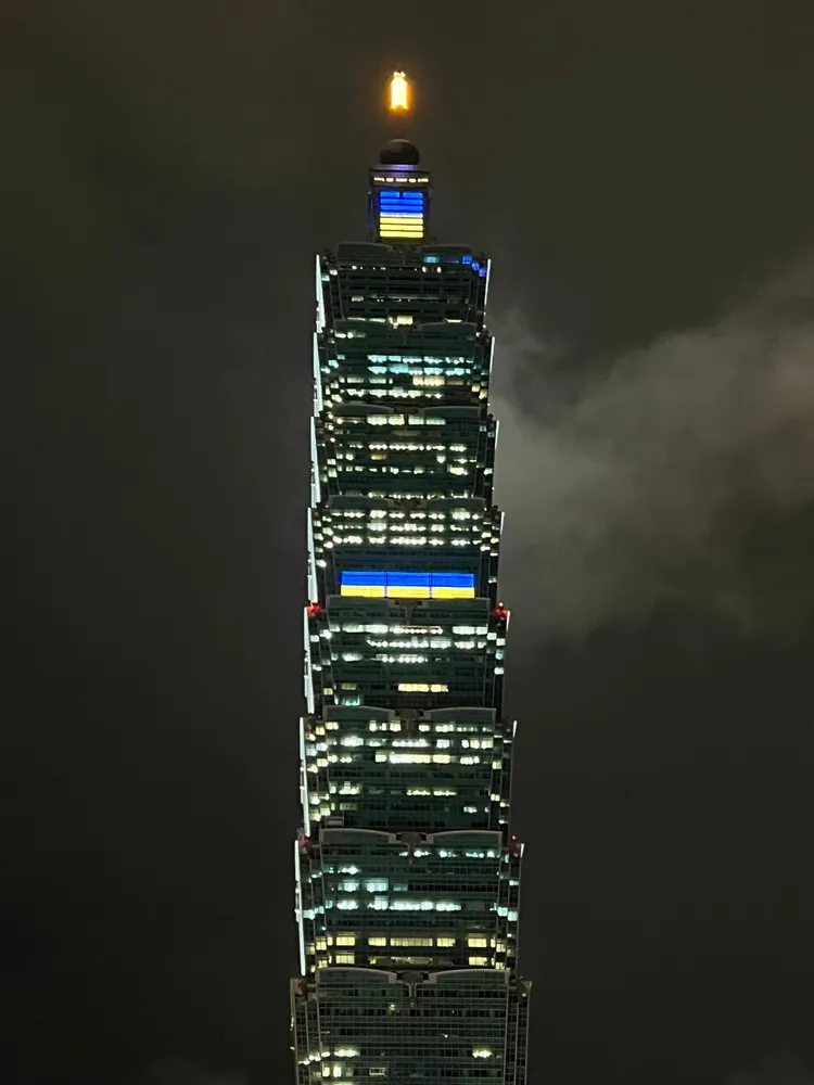 台北101大樓今晚點燈為烏克蘭和平祈願。台北101提供