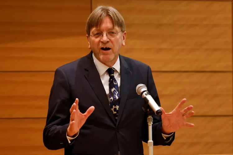 比利時前首相伏思達與會發言。路透社