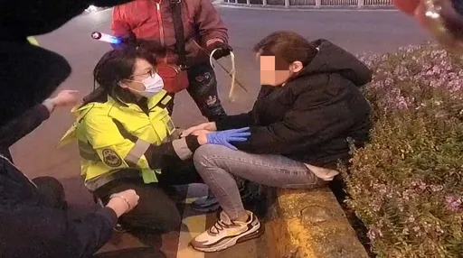 轻熟女牵狗过马路突癫痫发作路倒 警冲百米飞奔救援