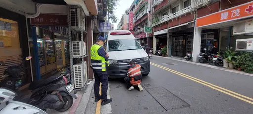 無牌民間救護車囂張違停 警到場發現駕駛在後座躺平爽睡