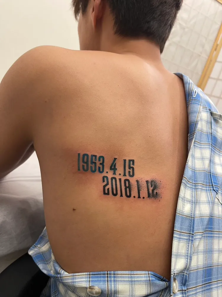 吳克群刺上媽媽的生日與祭日。本人提供