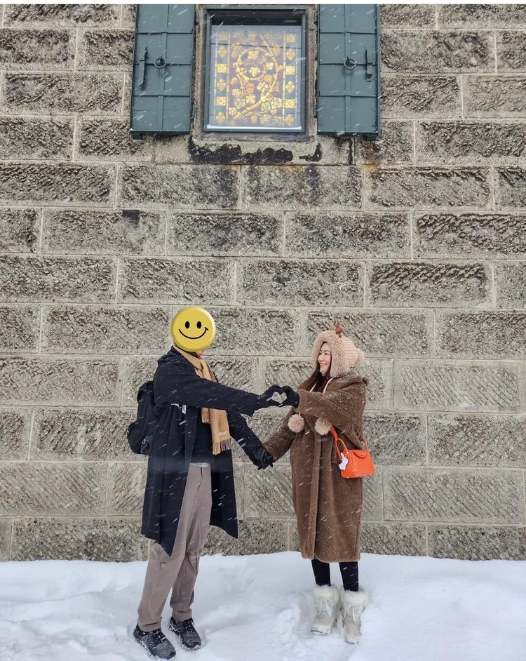 Selina與男友比出愛心。翻攝Selina IG