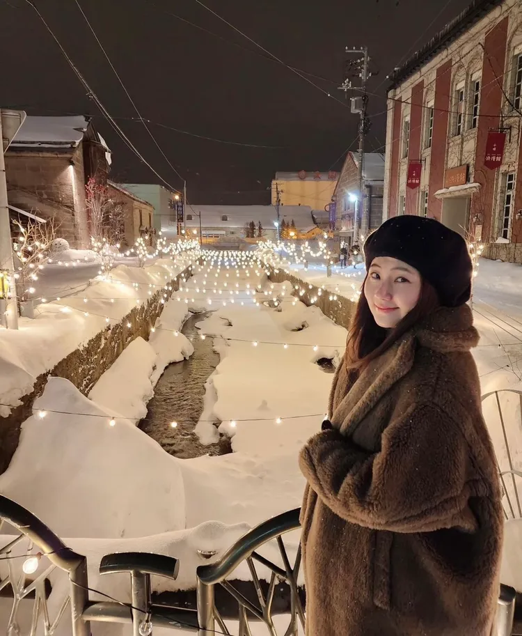 Selina跟冰封的運河合照。翻攝Selina IG