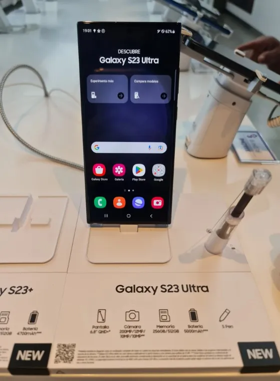 幻影黑Galaxy S23 Ultra出現在賣場櫃台。翻攝Dylan Xitton推特