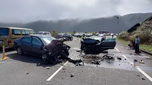 北部滨海公路死亡车祸!黑色野马酒驾与Vios严重对撞 酿1死5伤