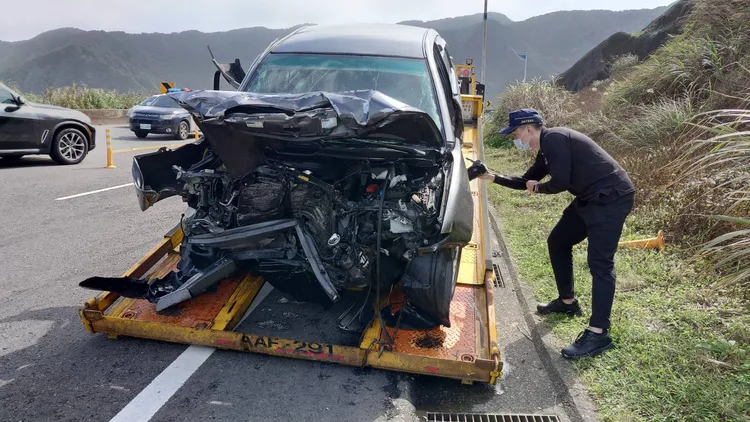 警方在現場採證。翻攝畫面