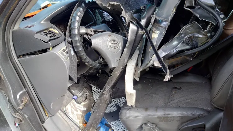 嚴重衝撞導致車內也撞爛。翻攝畫面