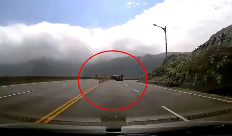 行車紀錄器揭露車禍發生經過。翻攝畫面