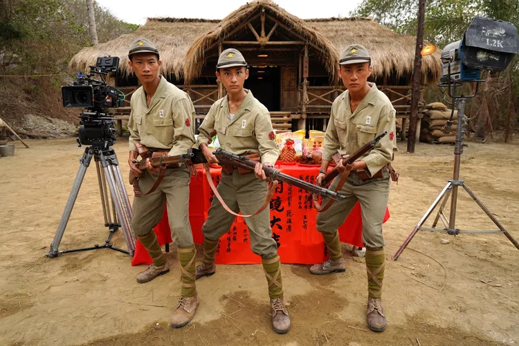 黃冠智（左起）、朱宥丞、吳翰林出席開鏡儀式，3人持槍頗有架式。公視提供