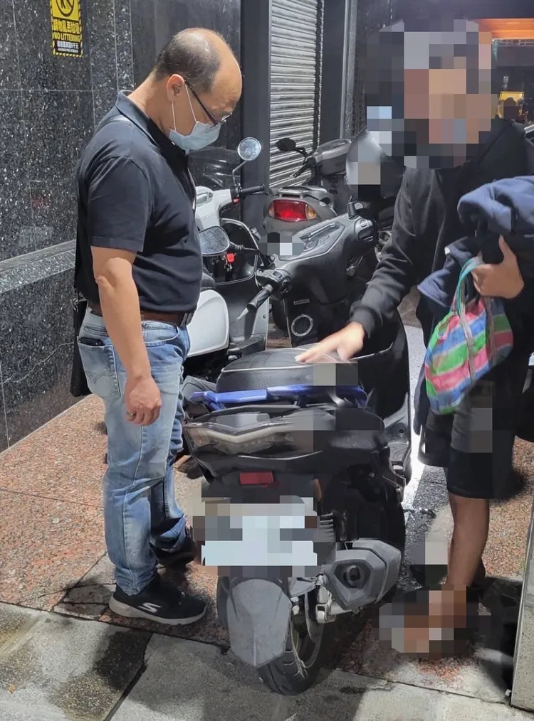 警方在少年隨身帶的「阿嬤的LV包」中，發現多款拆卸板模的工具。讀者提供