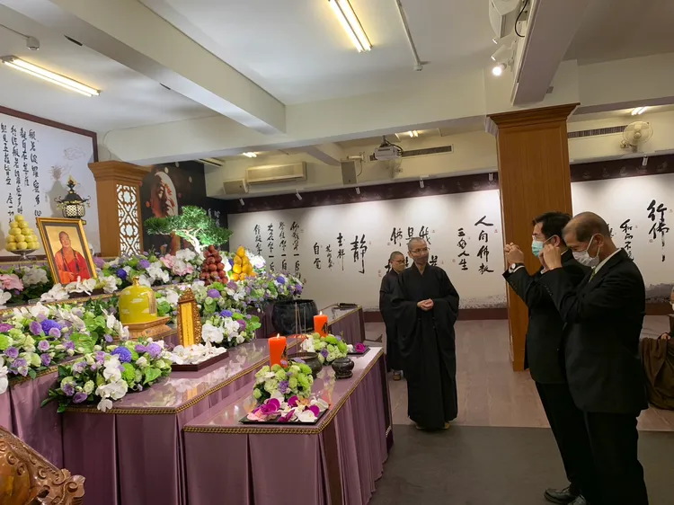 潘文忠及楊朝祥於出席獎章頒贈儀式前先到星雲大師舍利堂上香禮拜。佛光山提供