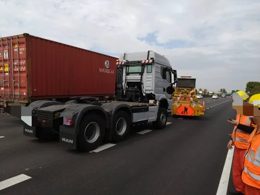曳引車擊落緩撞車　撞擊現場曝光！國一北上彰化路段車流回堵4公里