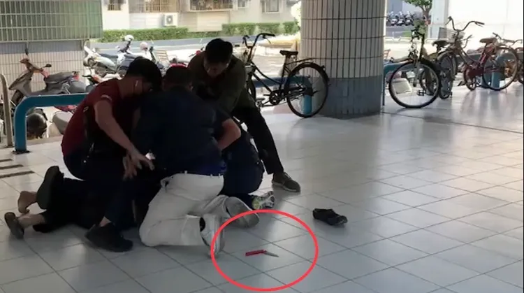 警方今早逮捕詹姓男子，他昨晚犯案的水果刀則掉落一旁。讀者提供
