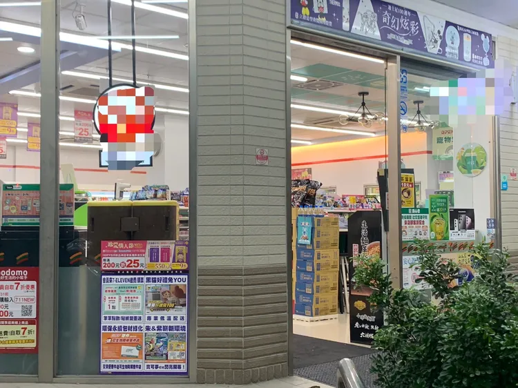 女子遭脅迫到超商領錢。讀者提供