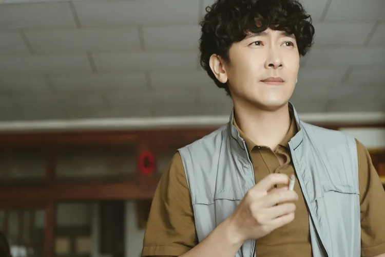 施名帥一頭捲髮扮演魯蛇。威視提供