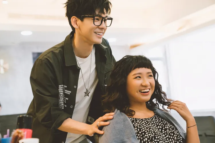 林柏宏（左）變身型男髮型師。威視提供