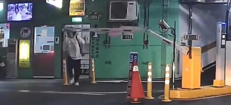 原PO小跑步去牽車遭到柵欄砸中。翻攝臉書社團《爆料公社》