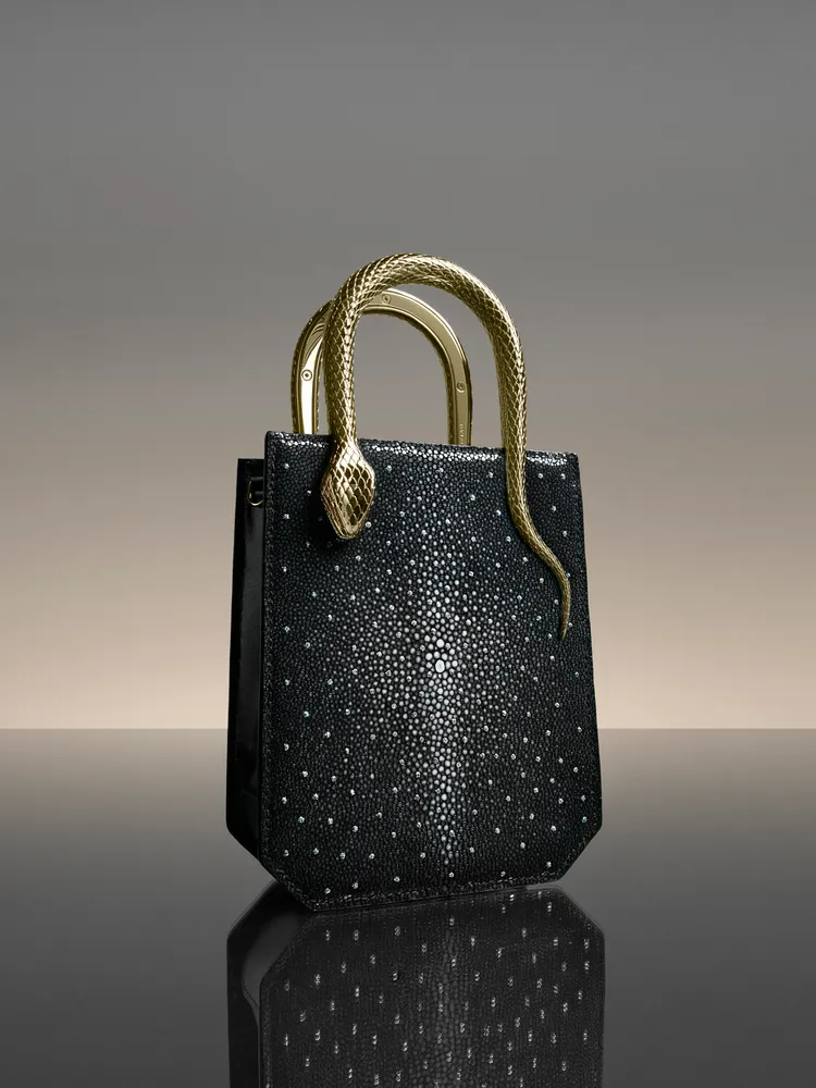 在珍珠魚皮表面上鑲嵌有細小鑽石的Serpenti Forever手袋，同樣受到了天后蔡依林的關注。品牌提供