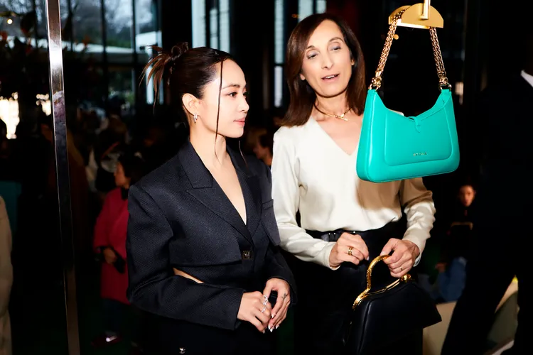 蔡依林（左）中分鐘情品牌全新推出的Serpenti Forever Bay包款。品牌提供