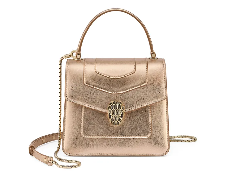 Serpenti Forever Top Handle淡金色小牛皮手提肩背包，約12萬9900元。品牌提供