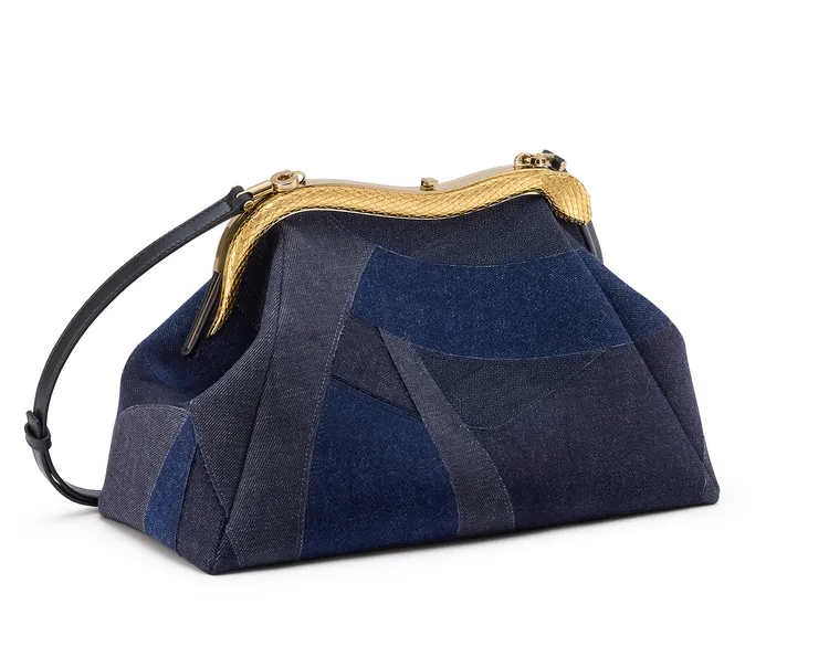 Serpentine Pouch藍寶石色拼接丹寧布手拿包，約12萬4500元。品牌提供