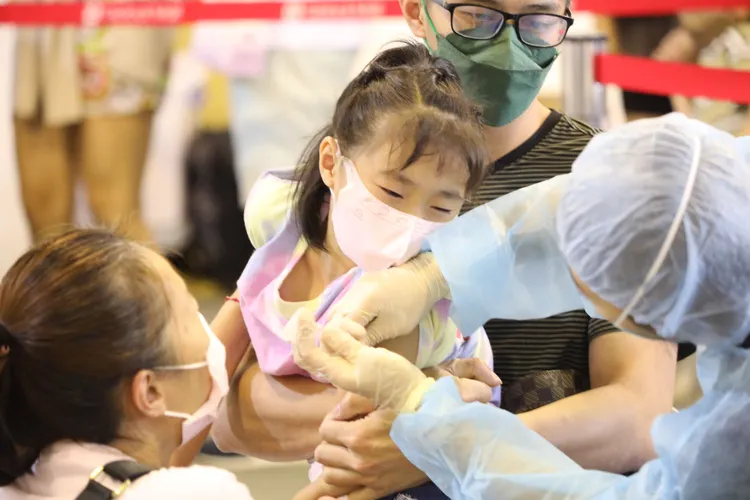 滿6個月至11歲幼童，基礎劑須以同廠牌接種。資料照，鄭孟晃攝