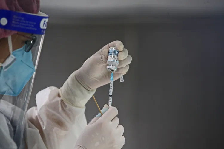 2/22後接種第一劑BNT者，第二劑將提供Novavax。資料照，林林攝