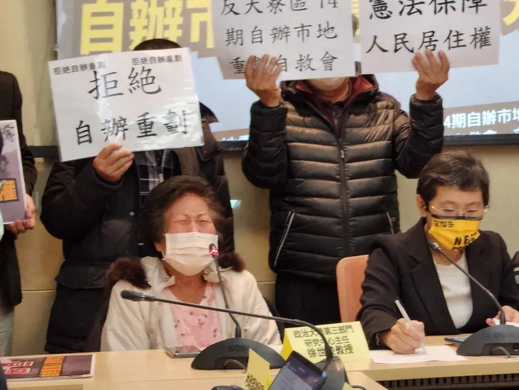 自救會成員泣訴深怕被迫拆遷的恐懼。施智齡攝