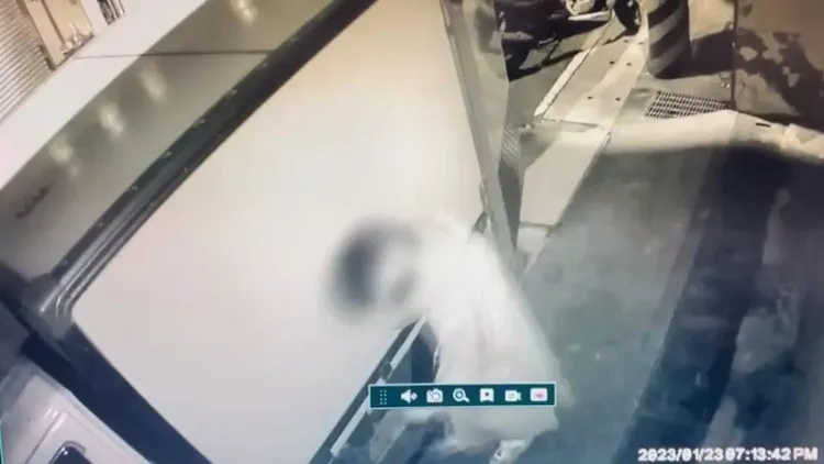 陳男身穿雨衣犯案。樹林警分局提供