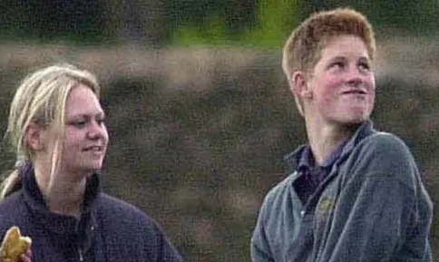 當年19歲的華波樂（左），只花了5分鐘就讓哈利（右）「轉大人」。翻攝twitter/dailyrecorder.co