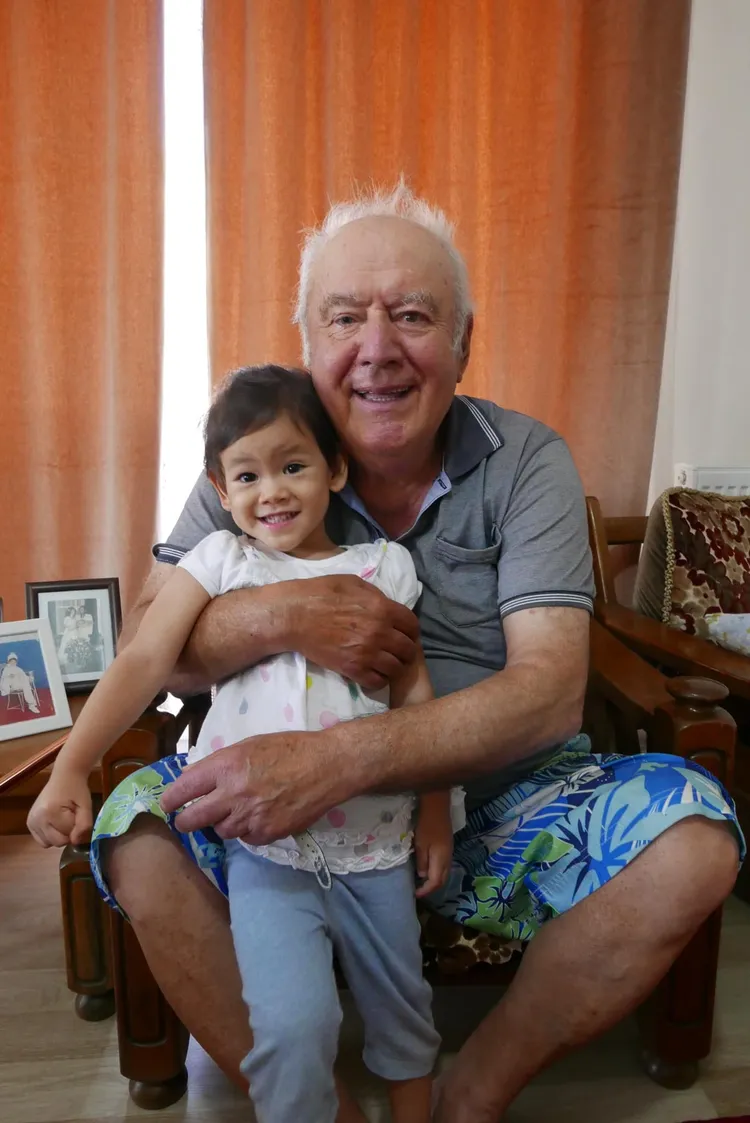 吳鳳爸爸與吳鳳女兒當年見面很興奮。翻攝吳鳳臉書