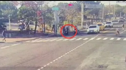 江姓女子昨騎車行經旗津風車公園旁，遭迎面而來的風箏線纏住，她為此緊急煞車。讀者提供
