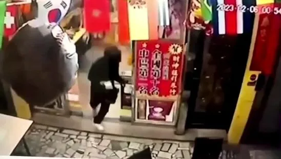歹徒搶走20萬元逃逸。民眾提供
